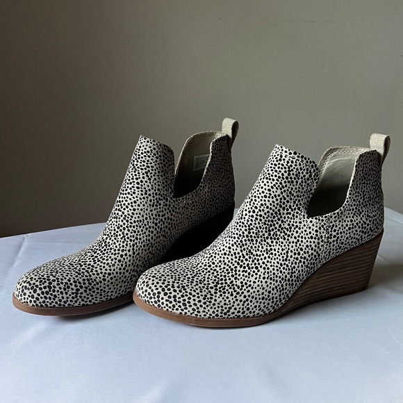 TOMS Women's Kallie Wedge Booties US 9.5 Mini Cheetah Suede Ankle Slip On Boho - Picture 1 of 11